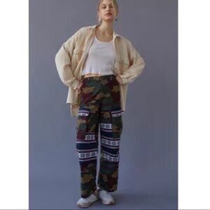 Urban Outfitters Cargo Mountaineer Camouflage Pant Size 8